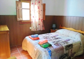 Dormitorio con cama de matrimonio