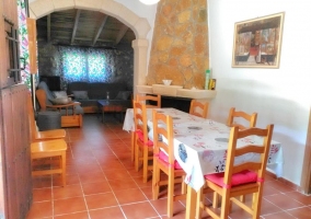 Sala de estar amplia con la chimenea