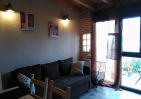Large living room with exit to the exterior