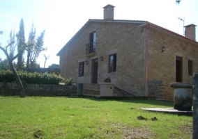 Fachada de piedra de la casa rural