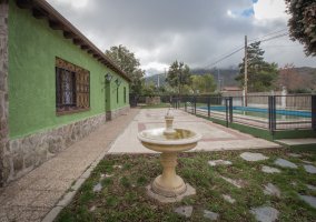 Amplios exteriores con fuente