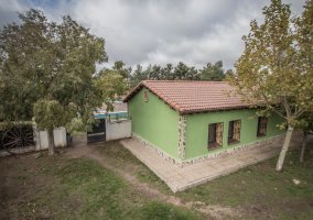 Amplios exteriores de la casa con jardines