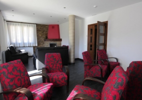 Sala de estar con chimenea en la esquina