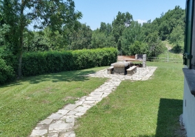 Amplio exterior de la casa con mesa de piedra