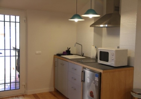 Cocina junto a la mesa de madera