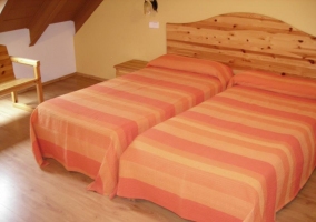 Dormitorio doble con cabecero de madera