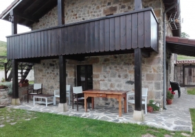 Porche con mesa y sillas de jardín