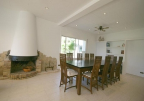 Sala de estar amplia con espacio de comedor