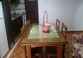 Mesa de comedor entre la cocina y la sala de estar