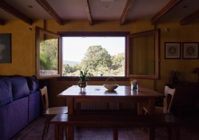 Sala de estar con grandes ventanales con vistas a la sierra