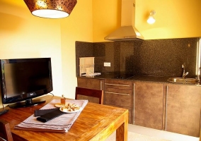 Mesa de comedor y televisión