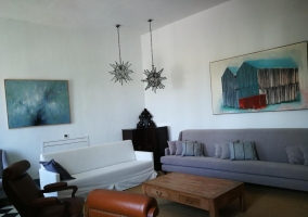 Main living room with large sofas for all guests
