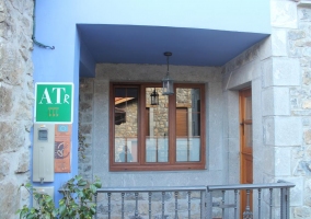 Cocina con zona de comedor al lado de la sala de estar