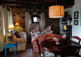 Sala de estar con mesa de comedor en madera