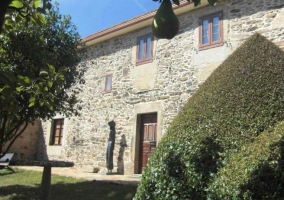 Acceso a la casa con fachada en piedra