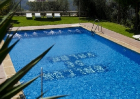 Amplia piscina en la finca