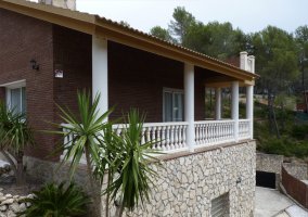 Amplio exterior con terrazas