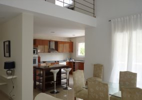 Sala de estar comunicada con la cocina