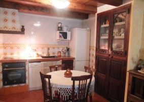 Cocina de la casa en amarillos y blancos