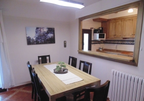 Sala de estar con zona de comedor junto a la cocina