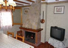 Sala de estar con chimenea