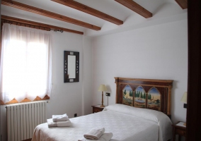 Dormitorio de matrimonio amplio con ventana
