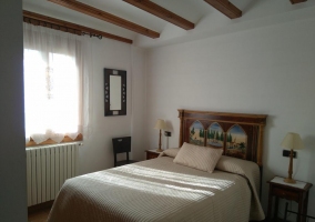 Dormitorio de matrimonio con mesillas de noche
