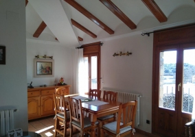 Sala de estar con zona de comedor a un lado