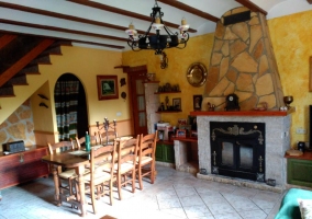 Sala de estar con mesa de madera y su conjunto de sillas