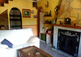 Sala de estar y la chimenea delante de los sillones