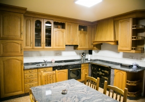 Cocina de la casa amplia con mesa