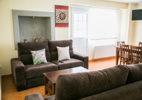 Sala de estar amplia con tele y mesa de madera
