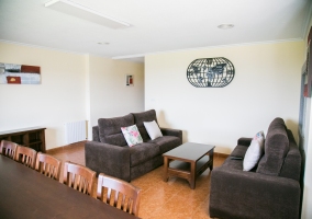 Sala de estar con mesa de madera al lado