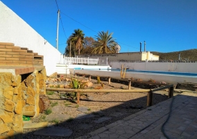 Sala de estar con chimenea y la mesa en el centro