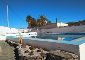 Vistas de la piscina de la casa en el exterior