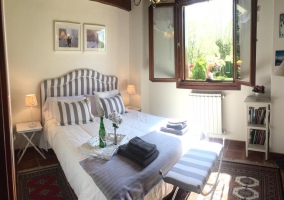 Dormitorio de matrimonio con ventana