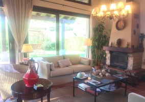 Sala de estar de la casa con sillones y chimenea