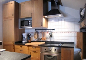 Cocina de la casa con encimera de madera