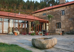 Dormitorio con cama de matrimonio