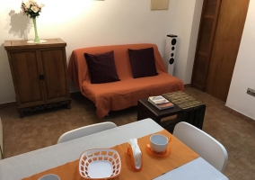 Cocina comedor con detalles en naranja