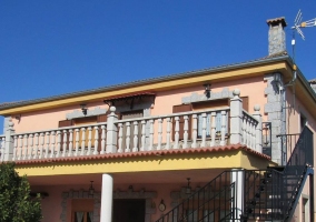 Acceso a la casa con escaleras y porche