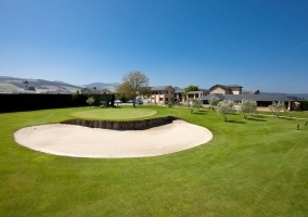 Campo de golf y casa al fondo