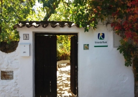 Acceso a la casa con su puerta