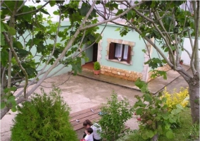 Vista del patio de la casa rural cántabra