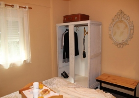 Dormitorio de matrimonio con desayuno en la cama