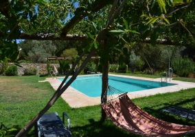 Acceso a la zona de la piscina con hamacas