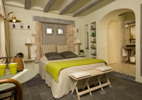Double bedroom with green details and toilet