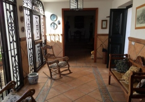 Sala de estar con chimenea en ladrillo