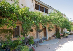La fachada de la casa con sus plantas