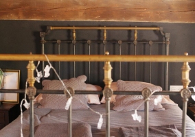 Habitación con la cama doble